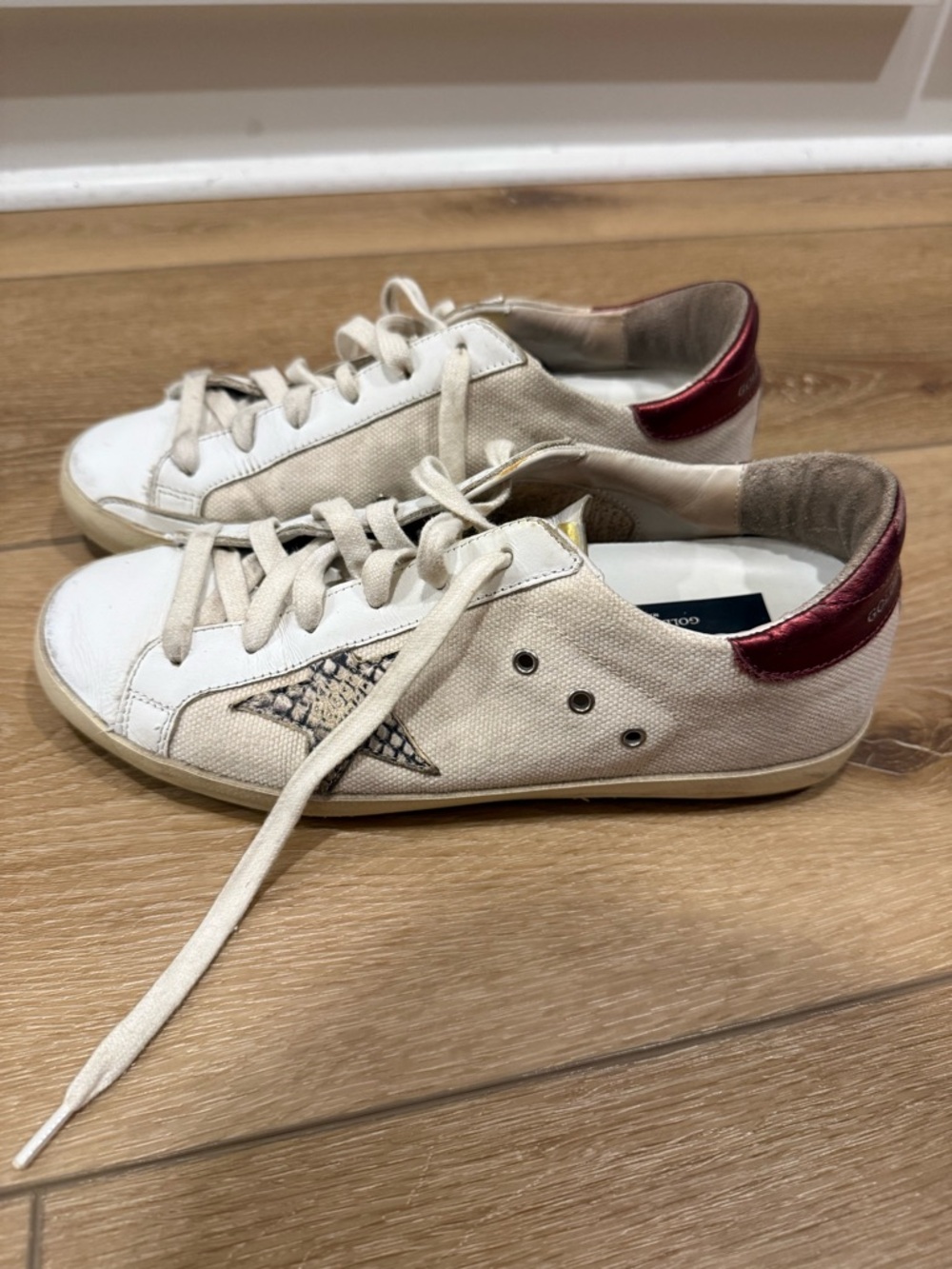 Golden Goose Super-Star Off-White Sneakers with Red Heel and Black Star - Picture 3 of 3